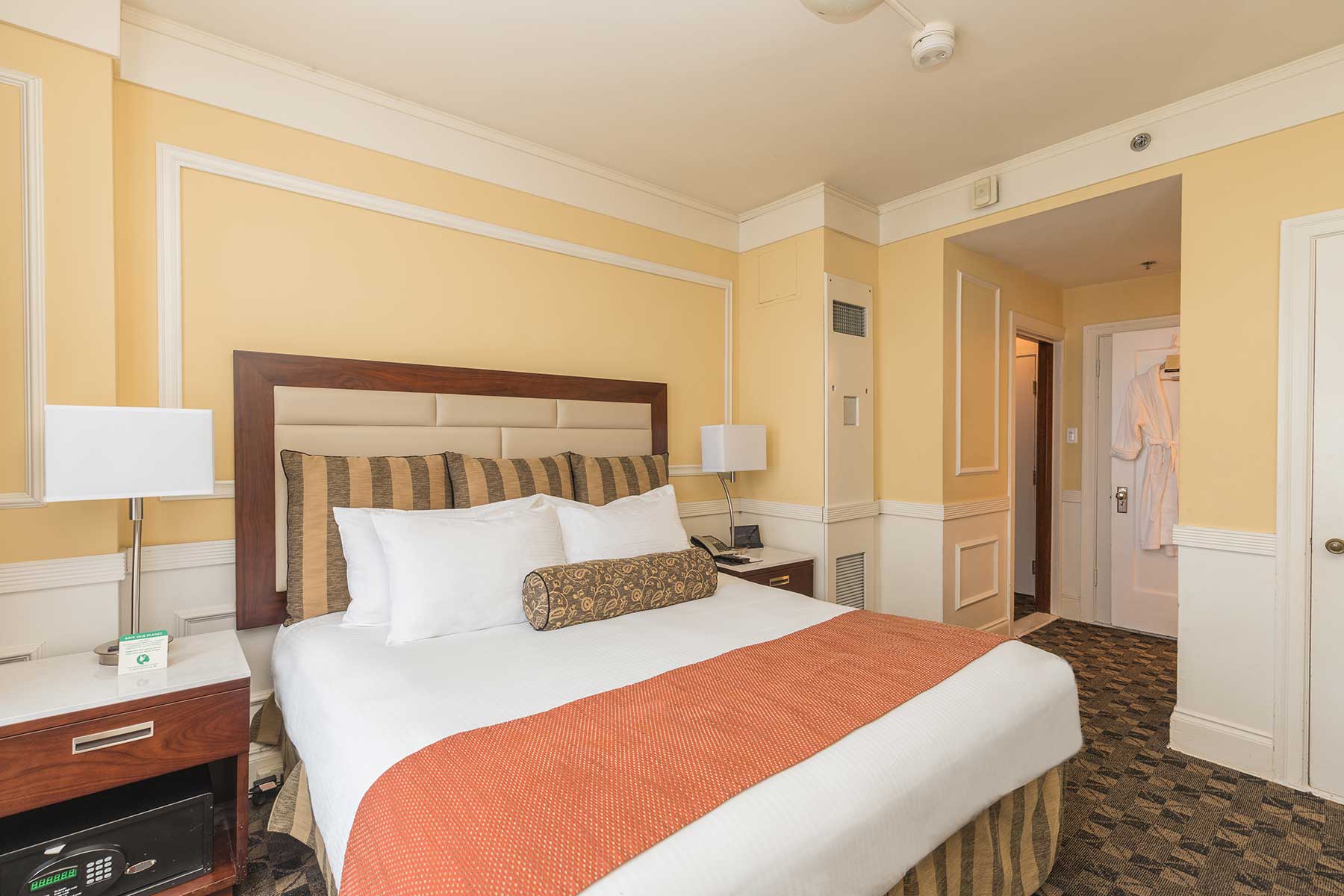 Pickwick-Hotel-Suite-Room-King-Bed-with-Bathroom